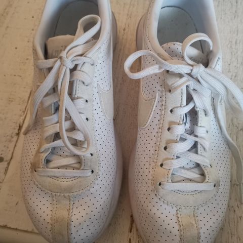 Hvite Nike sneakers, lite brukt str 40.