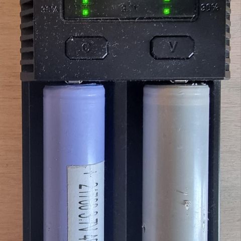Dobbel batterilader med 2 stk 3.7V batteri