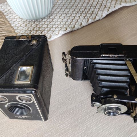 To gamle kodak fotoapparat