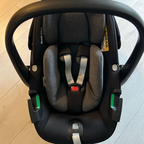 Maxi cosi pebbel 360 black