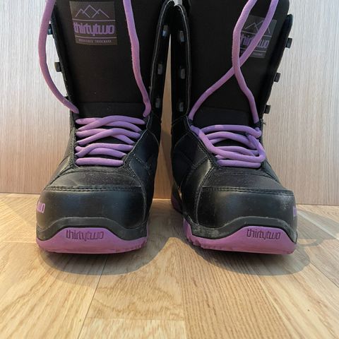 Snowboard boots