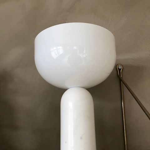 Kizu bordlampe med hvit marmor