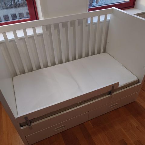 Solid sprinkelseng (IKEA - Stuva)inkl.Sengehest, madrass og sengekappe