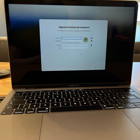MacBook pro 13 med touch bar. 128GB SSD- space grey