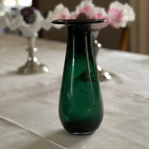 Dråpen, Finn Schjøll vase fra Magnor, smaragdgrønn