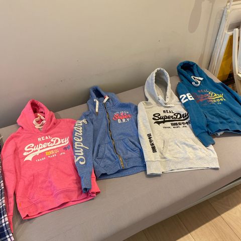 Superdry hettegenser str. S /  passer 10-12 år (146-152)