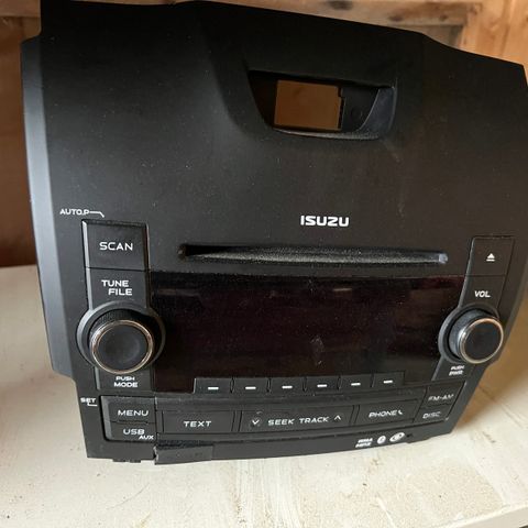 Isuzu D-Max radio