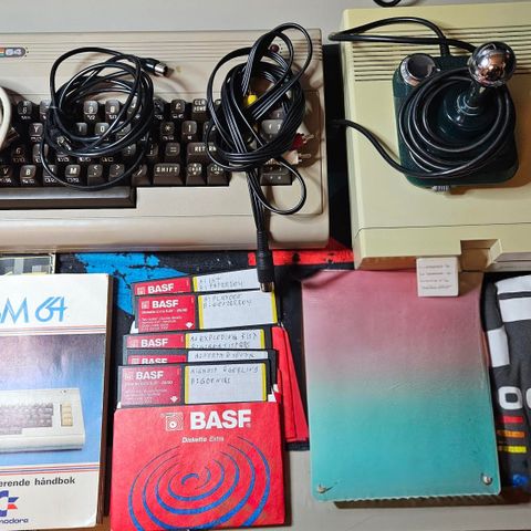 Stor Commodore 64 pakke med spill, diskettstasjon, joystick, t-skjorte med mer.