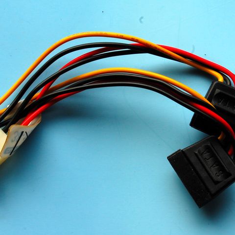 1 x Molex til 2 x Sata strømkabel 15cm