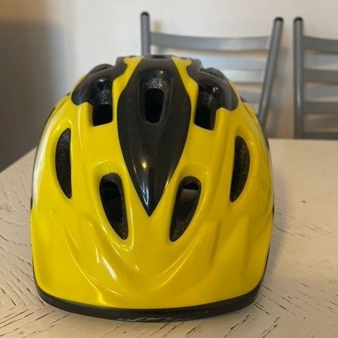 Gently Used Kids’ Helmet – Perfect for Ages 4+ 🚴 ♀️