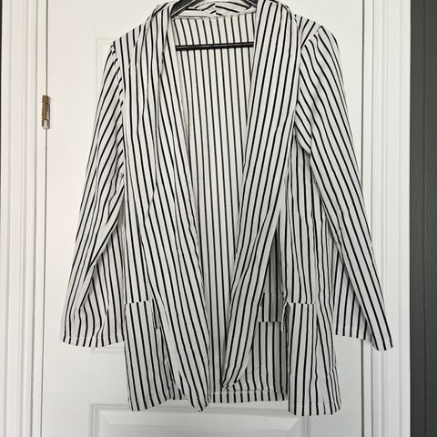 Hvit og svart stripete jakke