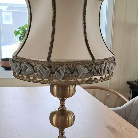 Retro bordlampe i børstet messing. Silkeskjerm