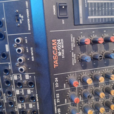 Tascam M-1024 mixer