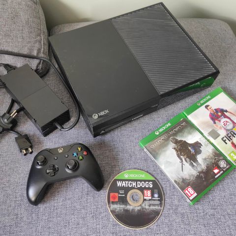 Xbox One med 3 spill og kontroll
