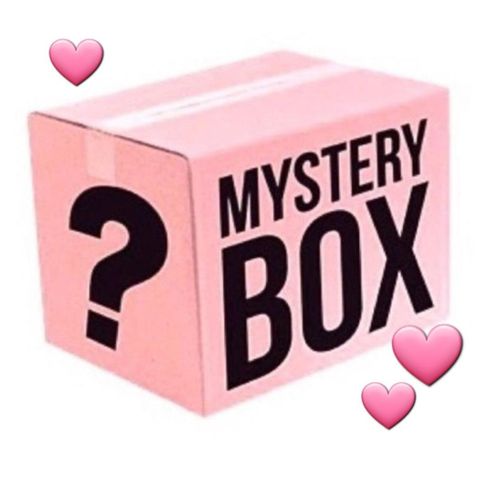 Mystery box!
5 plagg st.M. Værdi 1.000kr +