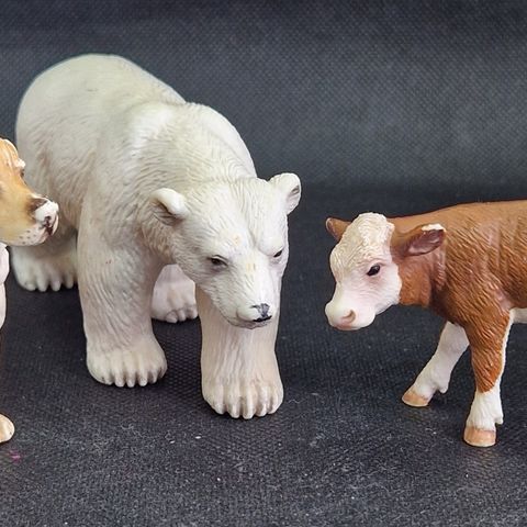 SCHLEICH dyrefigurer: Isbjørn, Golden Retriever og kalv.