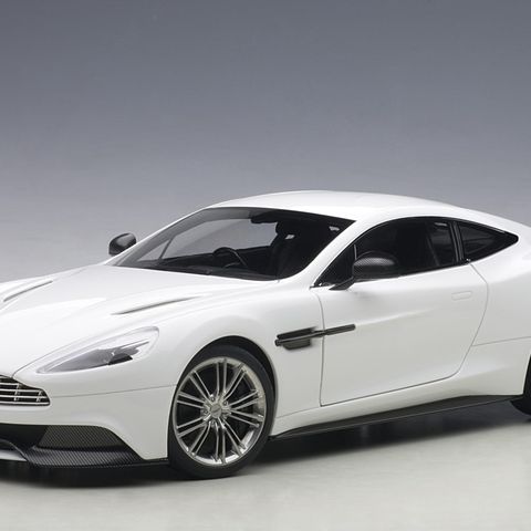 Aston Martin Vanquish - 2015 modell - hvit lakkert -AUTOart - skala 1:18