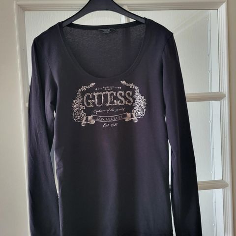 Topp fra Guess I sort str xl. Kr 450