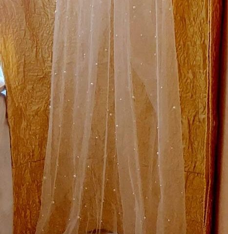 NY ivory farge brudeslør 3 meter med 2 str. perler og kam.