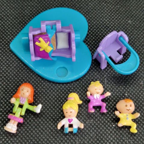 POLLY POCKET: Pollyville Baby Friends Doll Playset". NOEN SKADER!