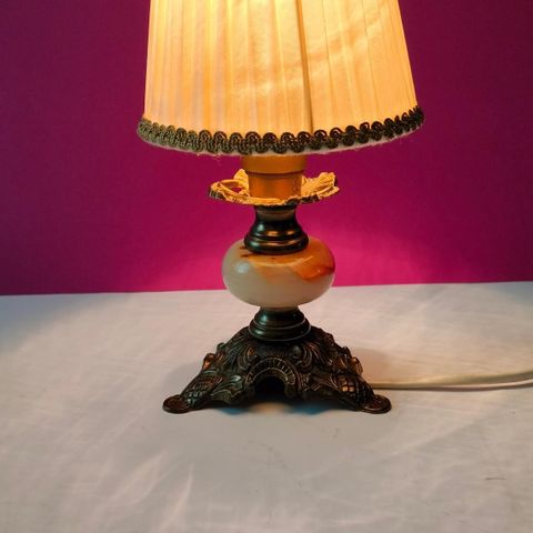 Vintage italiensk onyx messing bordlampe med silkeskjerm