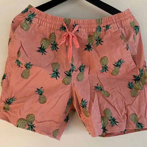 Urban Outfitters shorts/kortbukse, rosa med ananaser på, selges rimelig