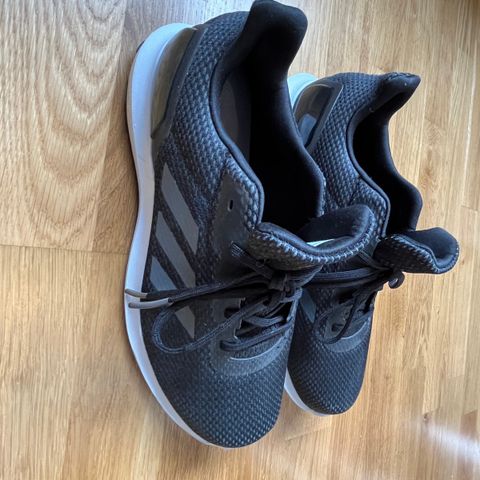 Adidas joggesko  42 2/3