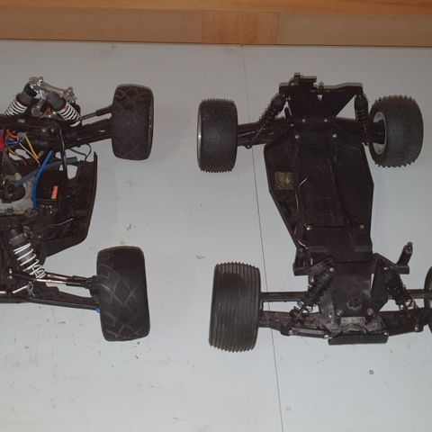 2 Traxxas biler