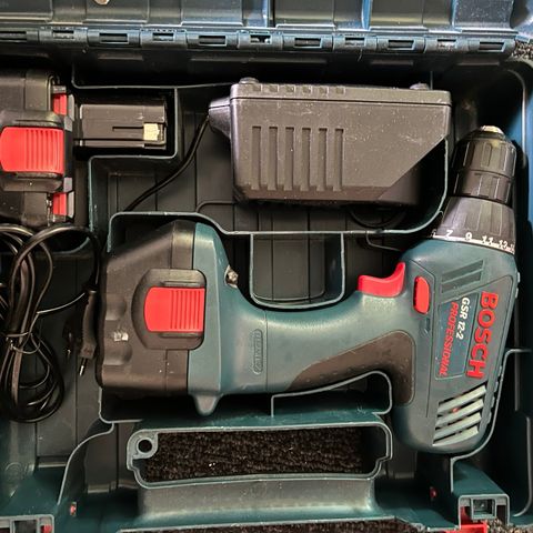 Bosch drill m/ 2 batterier og lader