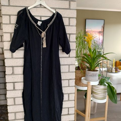 Brodert svart kaftan kjole i 100% bomull