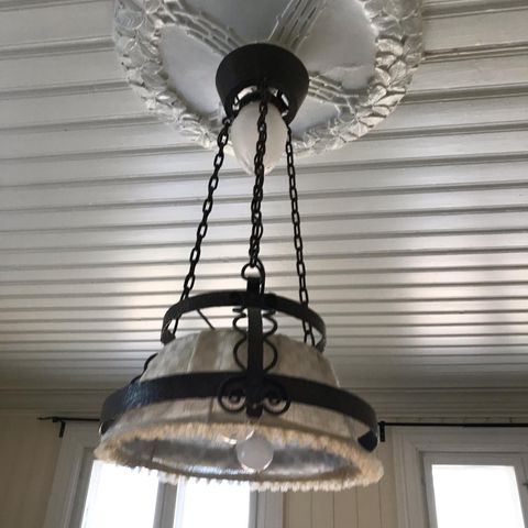 Antikk lampe i smiljern, ca 100 år gammel