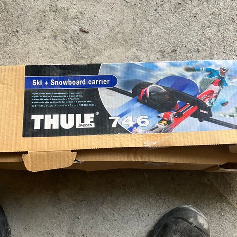 Thule 746 ski/ snowboard holder