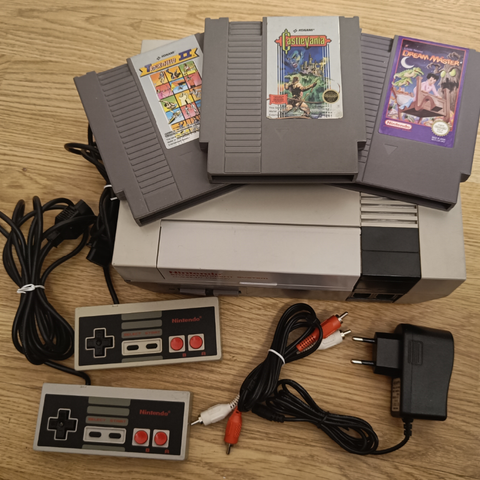 Nintendo NES sonefri konsoll med 3 spill og 2 kontrollere