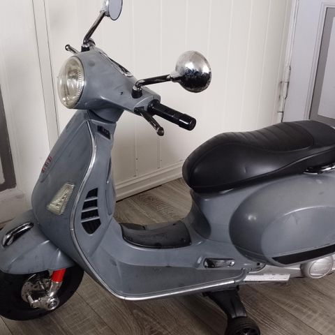 Klassisk elektrisk Vespa for barn