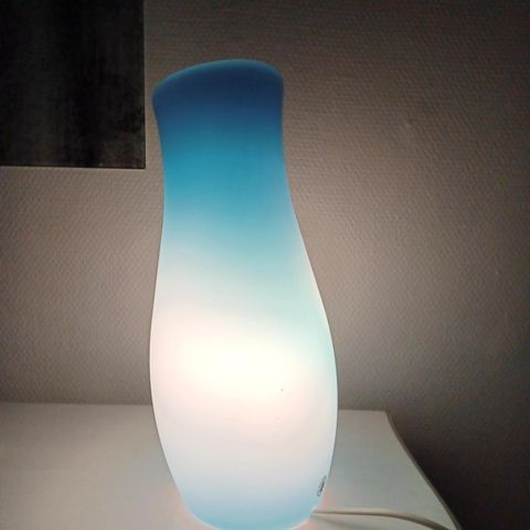 Nydelig blå bordlampe.
