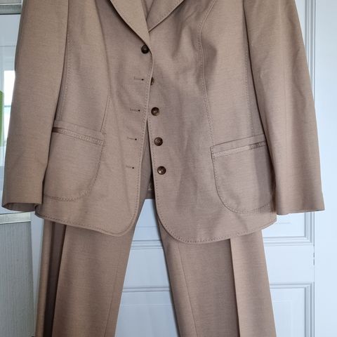 Gerry Weber buksedrakt selges for kr 300,-