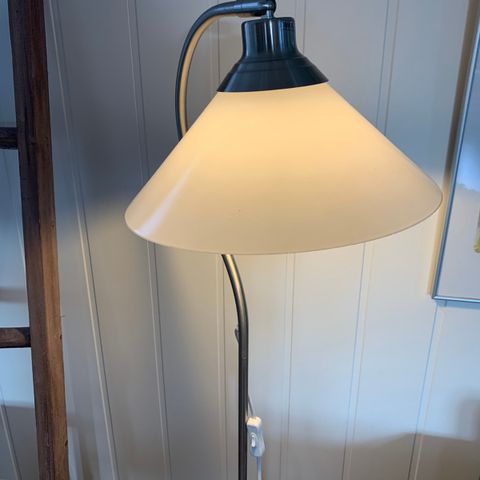 Stålampe med glasskjerm