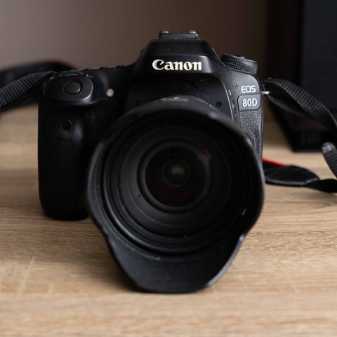 Canon Eos 80d + objektiv og ekstra batteri (36060 eksponeringer)