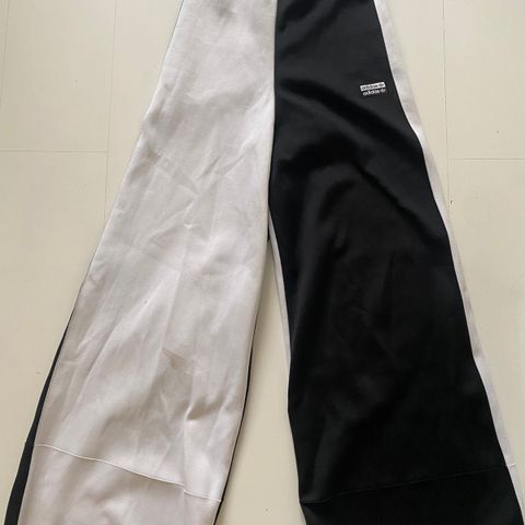 Sort og hvit Adidas bukse