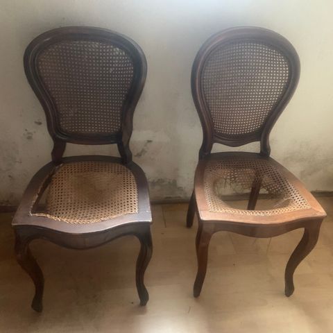 2 antike stoler , ødelagte flettete seter