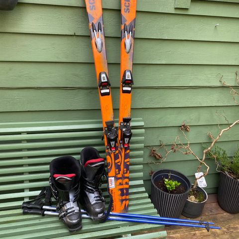 Slalomski med bindinger, inkludert sko og staver