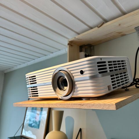 Rå hjemmekinopakke - Optoma 4K projektor og 92’ motorisert lerret