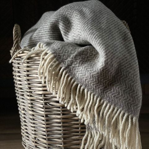 Ubrukt Røros tweed ull pledd i str. 125x140. Ullpledd Kattefot Light Grey.