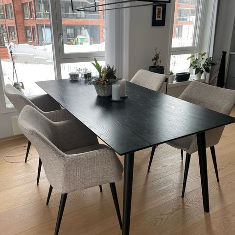 Spisebord med 4 stoler