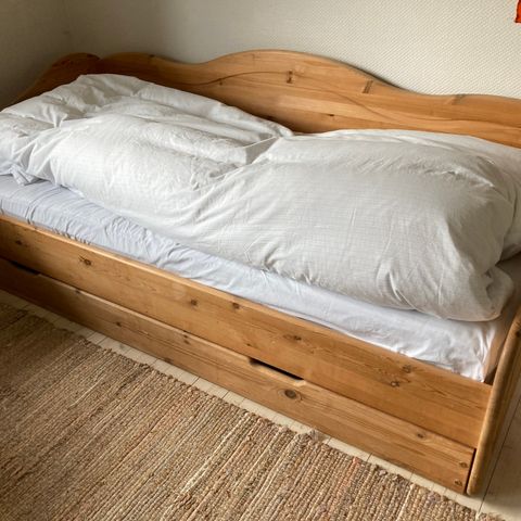 Pent brukt seng i furu