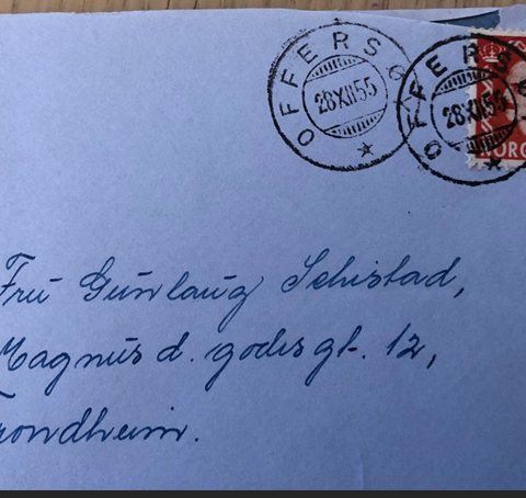 Gamle stempel frimerke på konvolutt