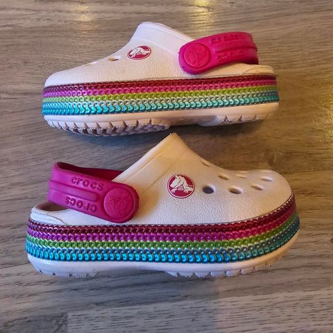 Crocs rosa med "paljettkant"