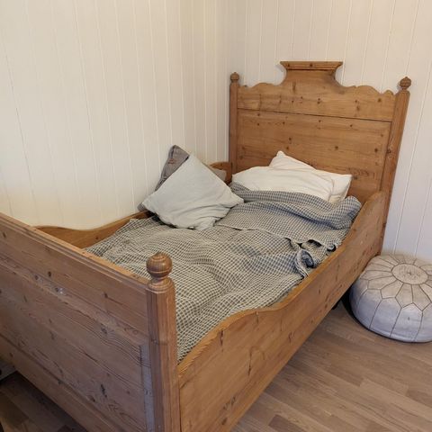 Antikk seng med madrass til salgs