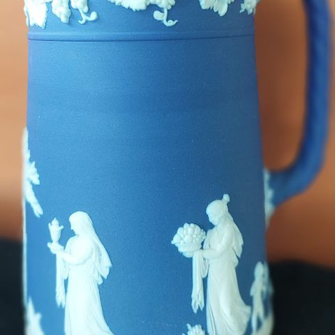 Wedgewood mugge med relieffigurer i nydelig kongeblå farge