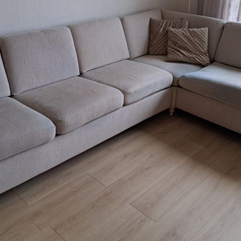 Sofa fra Hjellegjerde og stol fra Skeidar. RESERVERT